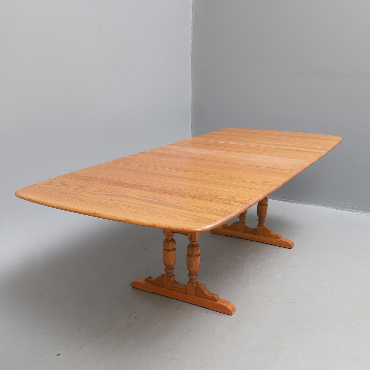 EIN ERCOL ELM WINDSOR AUSZIEHBARER REFEKTOR-TISCH.