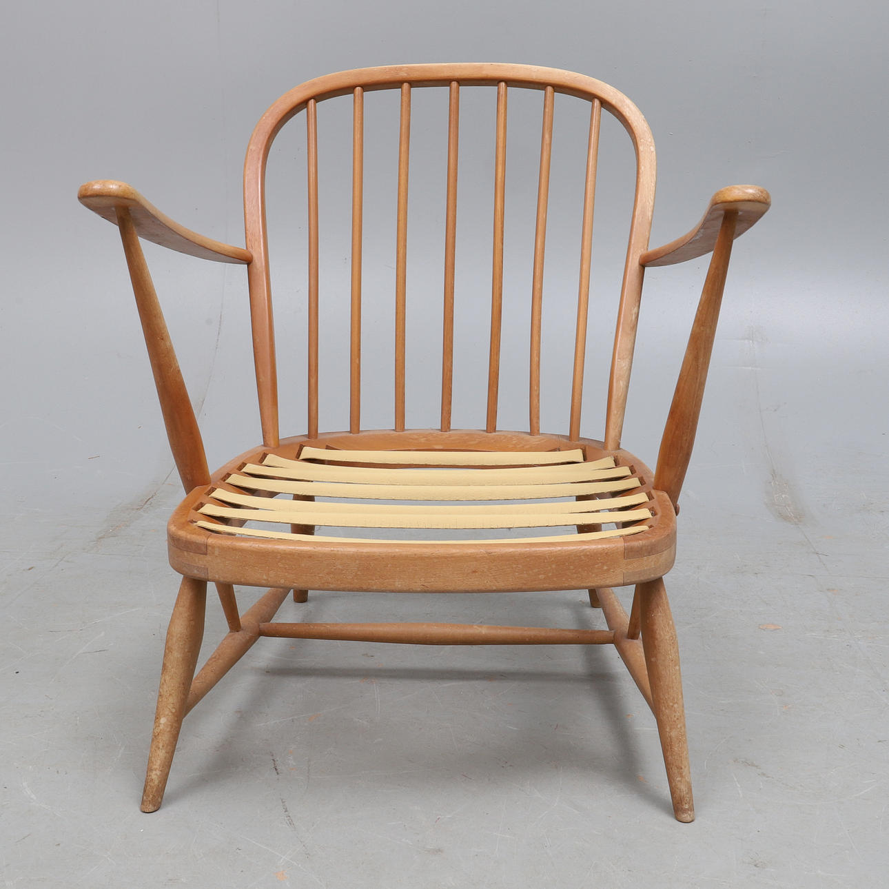 UN SILLÓN WINDSOR DE HAYA Y OLMO ERCOL, MODELO 334.