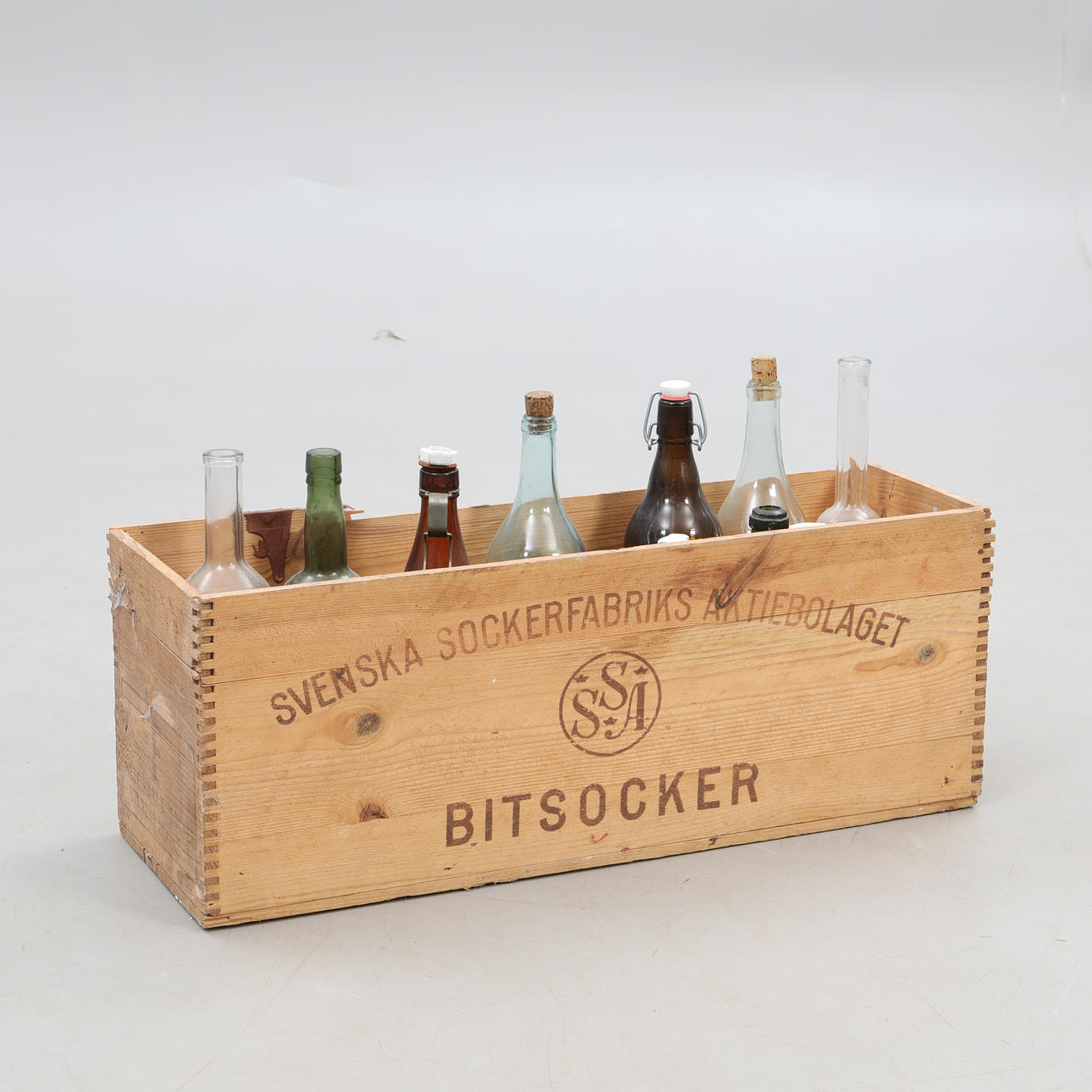 SOCKERLÅDA med äldre FLASKOR, 17 st, bla knoppölflaskor, flaskor med patentkork mm 1900-tal.