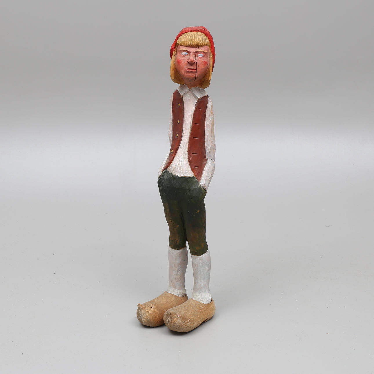 RAGNAR ALMROT. Skulptur, skuret trä, Nils Holgersson?, signerad R A.