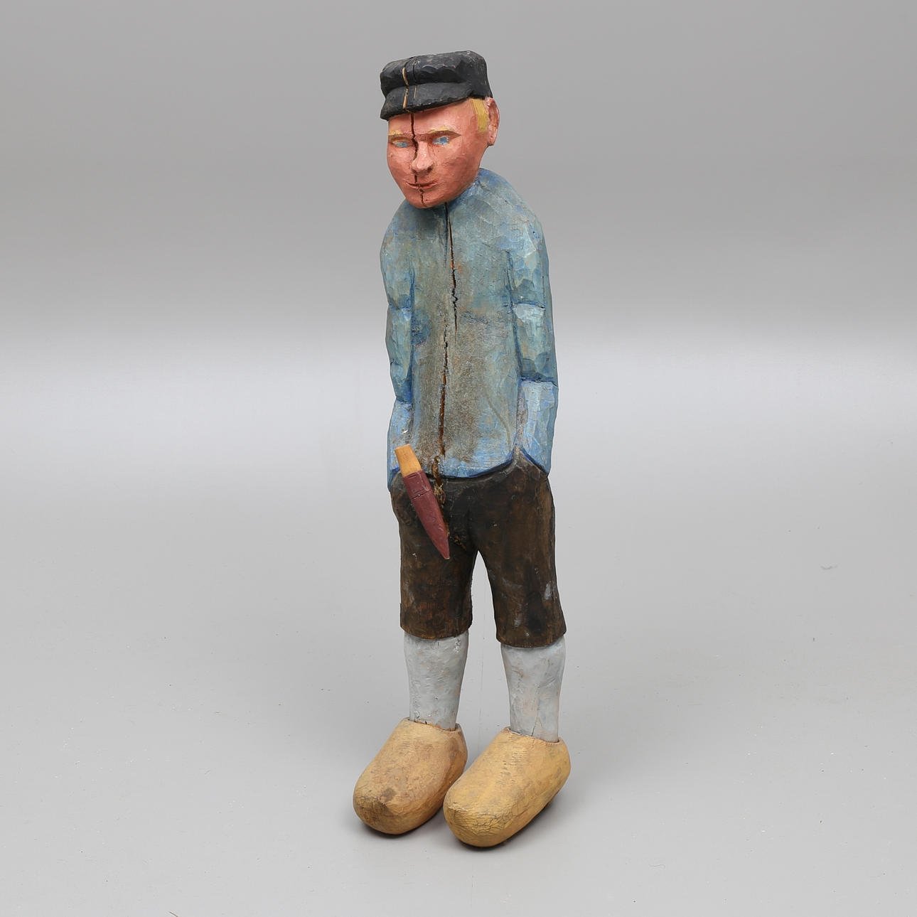 RAGNAR ALMROT. Skulptur, skuret trä, pojke med kniv, signerad R A.