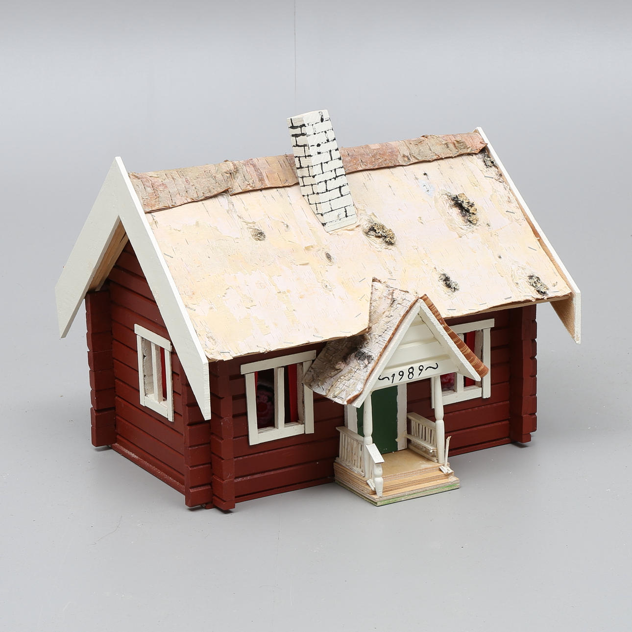 TRÄDGÅRDSPRYDNAD, liten stuga med belysning, märkt 1989.