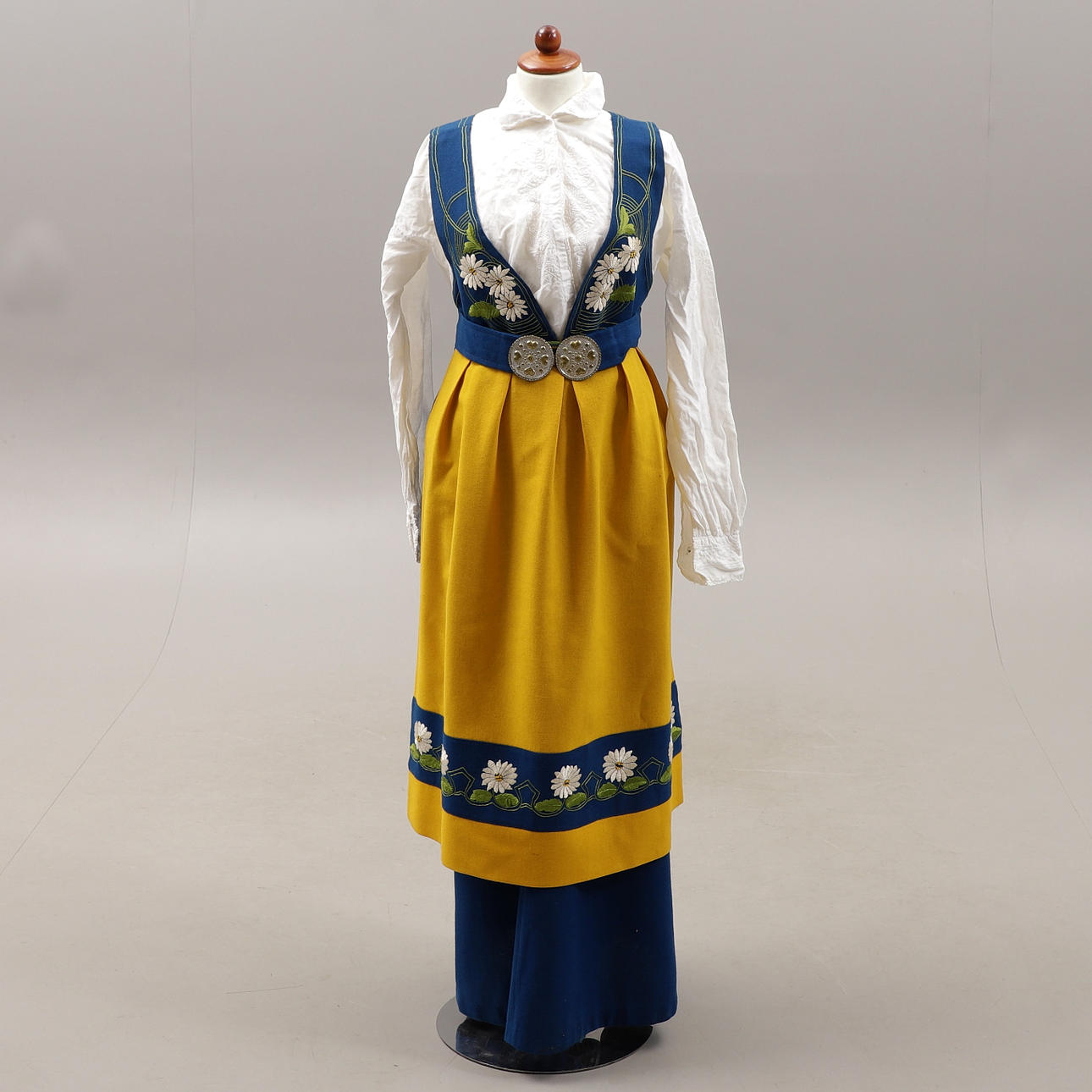 NATIONAL DRESS, SWEDISH DRESS, 4 parts. Vintage & Designer Fashion -  Auctionet