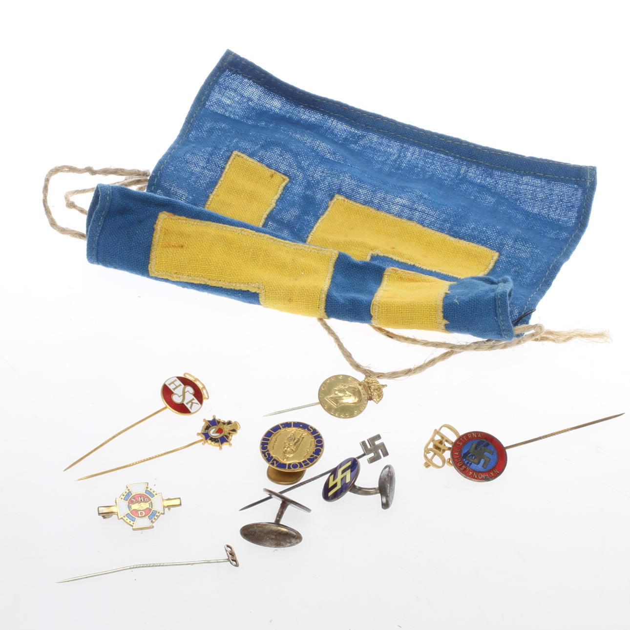 Manschettknappar, pins, cykelflagga med mera.