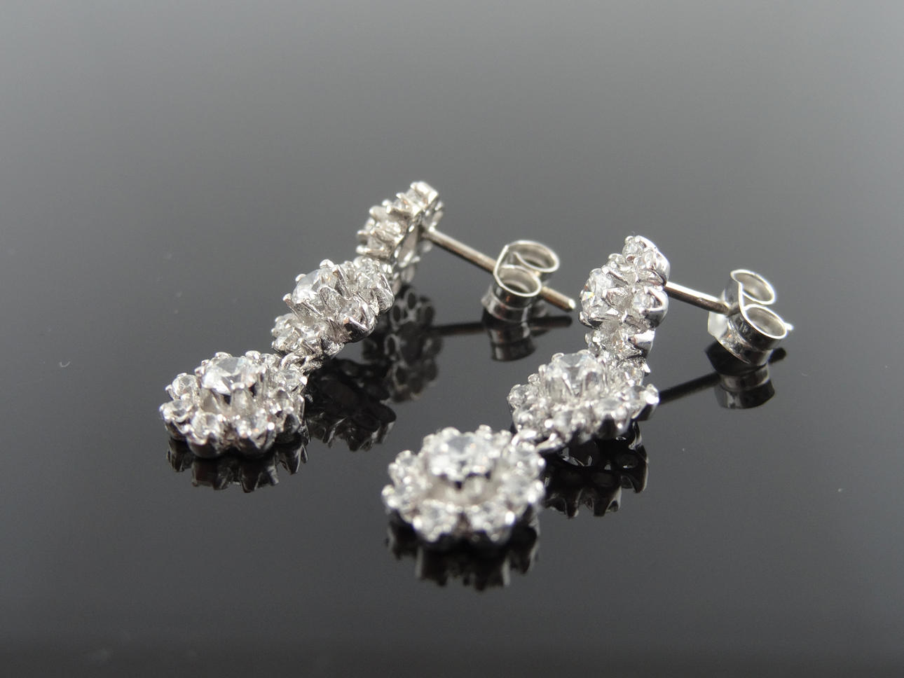 TRIPLE FLOWER DESIGN örhängen 18k guld.