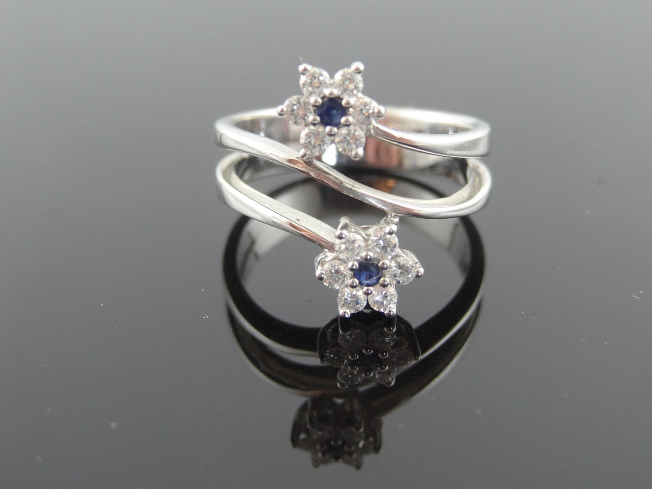 DUBBEL BLOMMA DESING Diamant/Blå safir ring 0,30cts 18k guld.