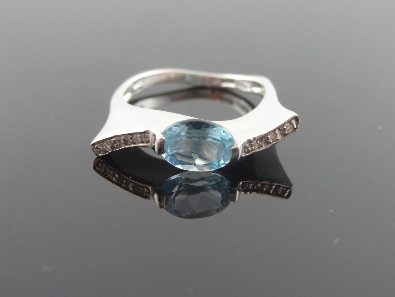 DESIGNER DIAMANT Topaz ring 1,31cts 18k guld.