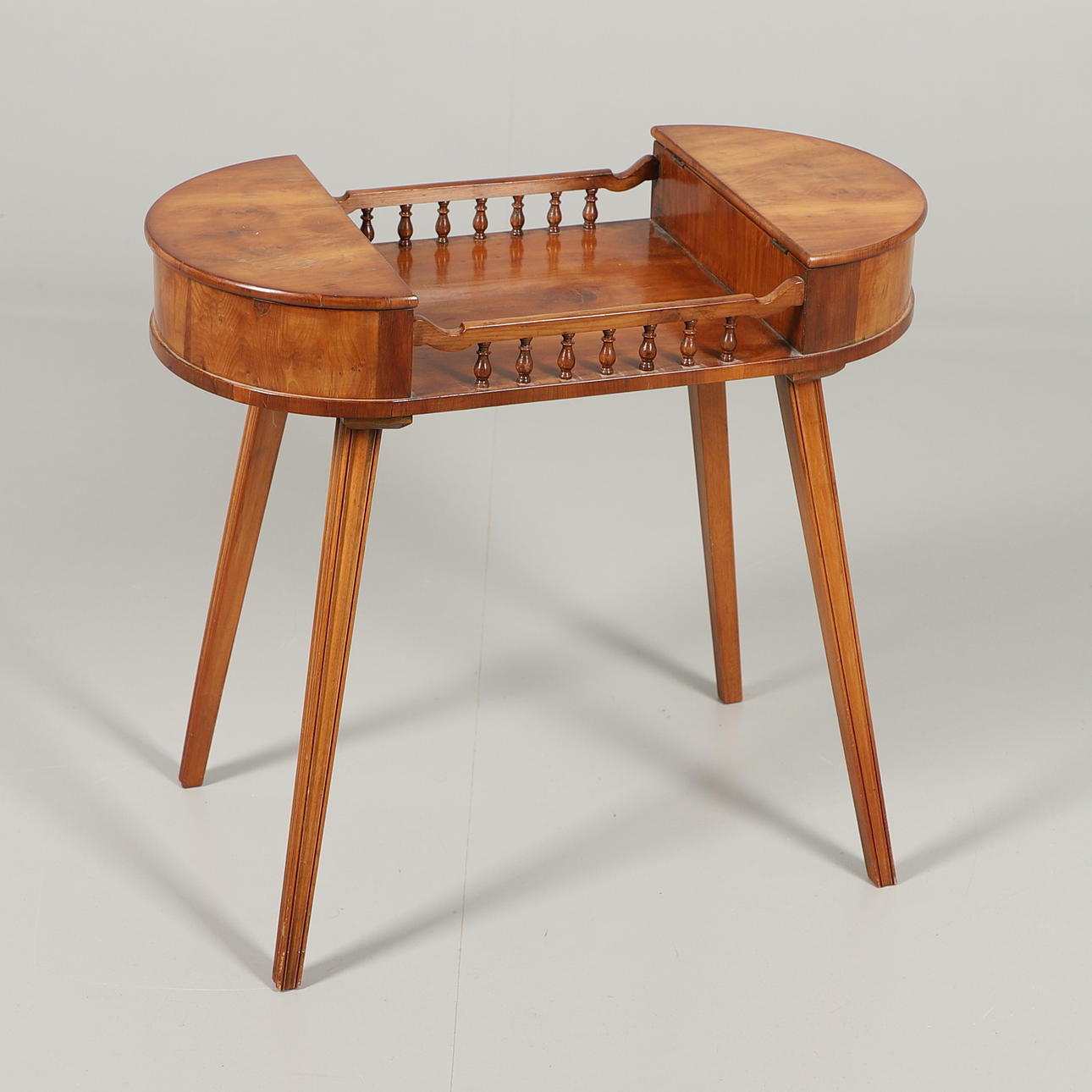 UNA REPRODUCCIÓN DE SOPORTE PARA PLATOS Y CUBIERTOS DE MADERA DE TEJO.