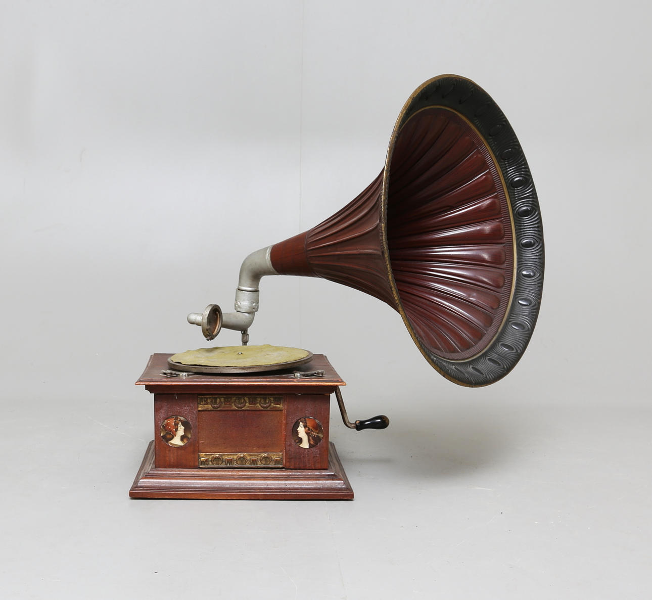 TRATTGRAMMOFON samt STENKAKOR, Jugend, 1900-talets början.