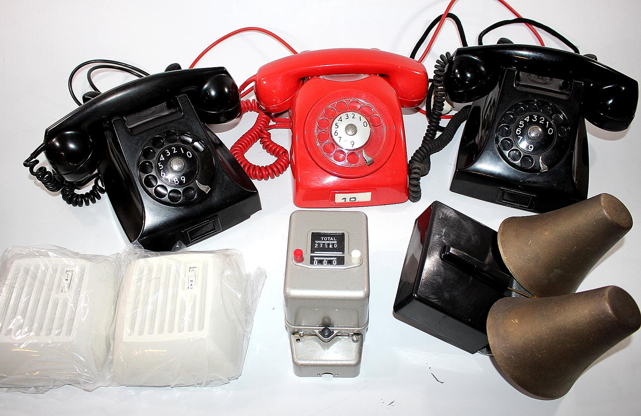 TELEFONER, 3 st, med ringsignaler och samtalsmätare.