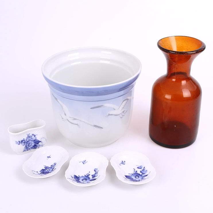 YTTERFODER "Måsen" Bing & Gröndahl + VAS Erik Höglund, signerad + Royal Copenhagen "Blå Blomst" 4 delar.