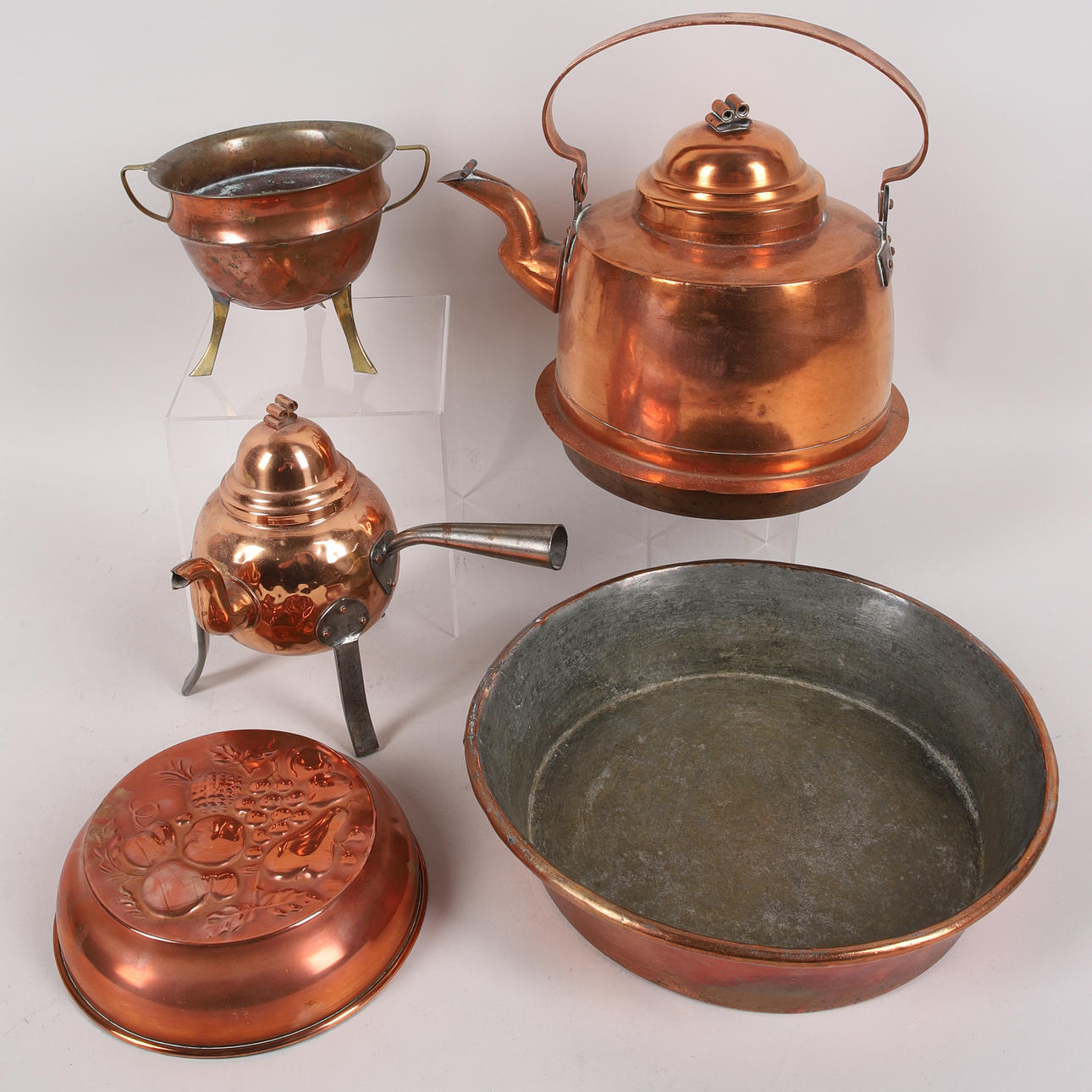 COPPER OBJECTS, 5 pcs. coffee kettle and moulds, 1900s.