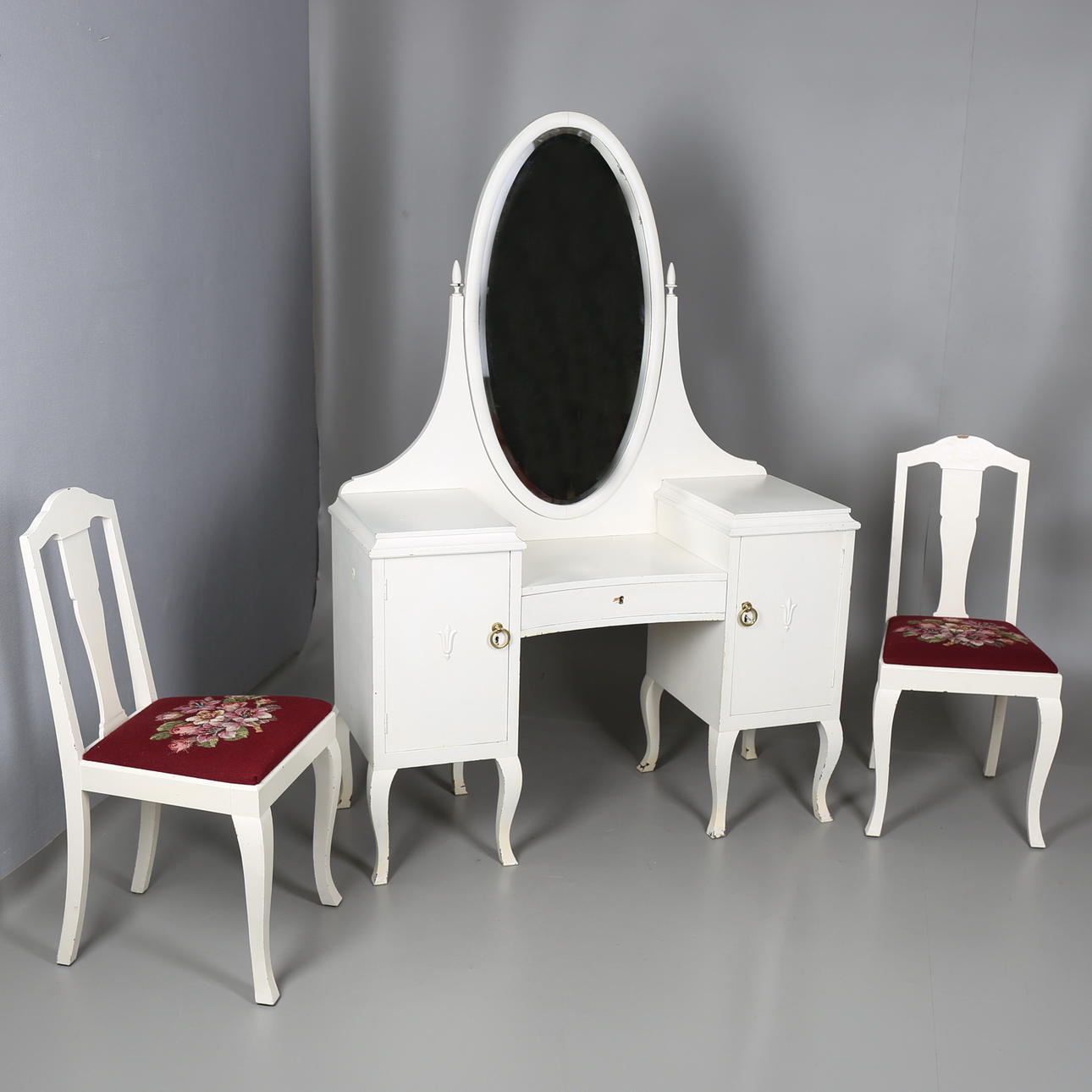 TOILETTBORD och STOLAR, 3 delar, vitlackerat trä, 1900-talets första hälft.