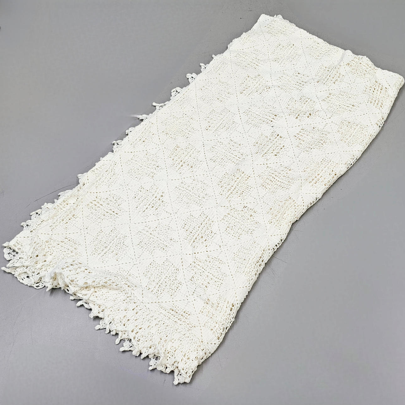 COLCHA DE GANCHILLO BLANCA EN HILO DE PERLÉ.