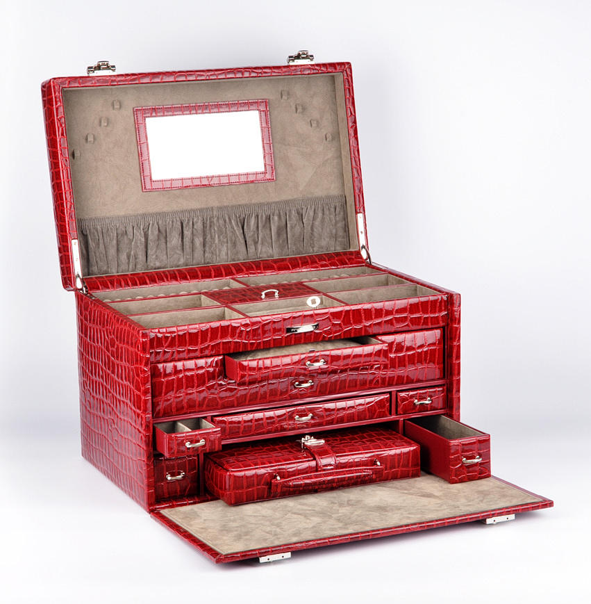 SCHMUCKKOFFER, ABSCHLIESSBAR. Extravagant exempel i krokodilläderutseende.