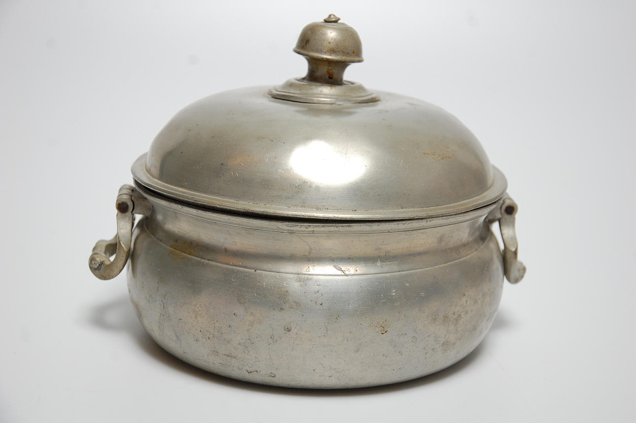 GRÖTSKÅL, tenn, med ägarinitialer AED, 1700-tal.