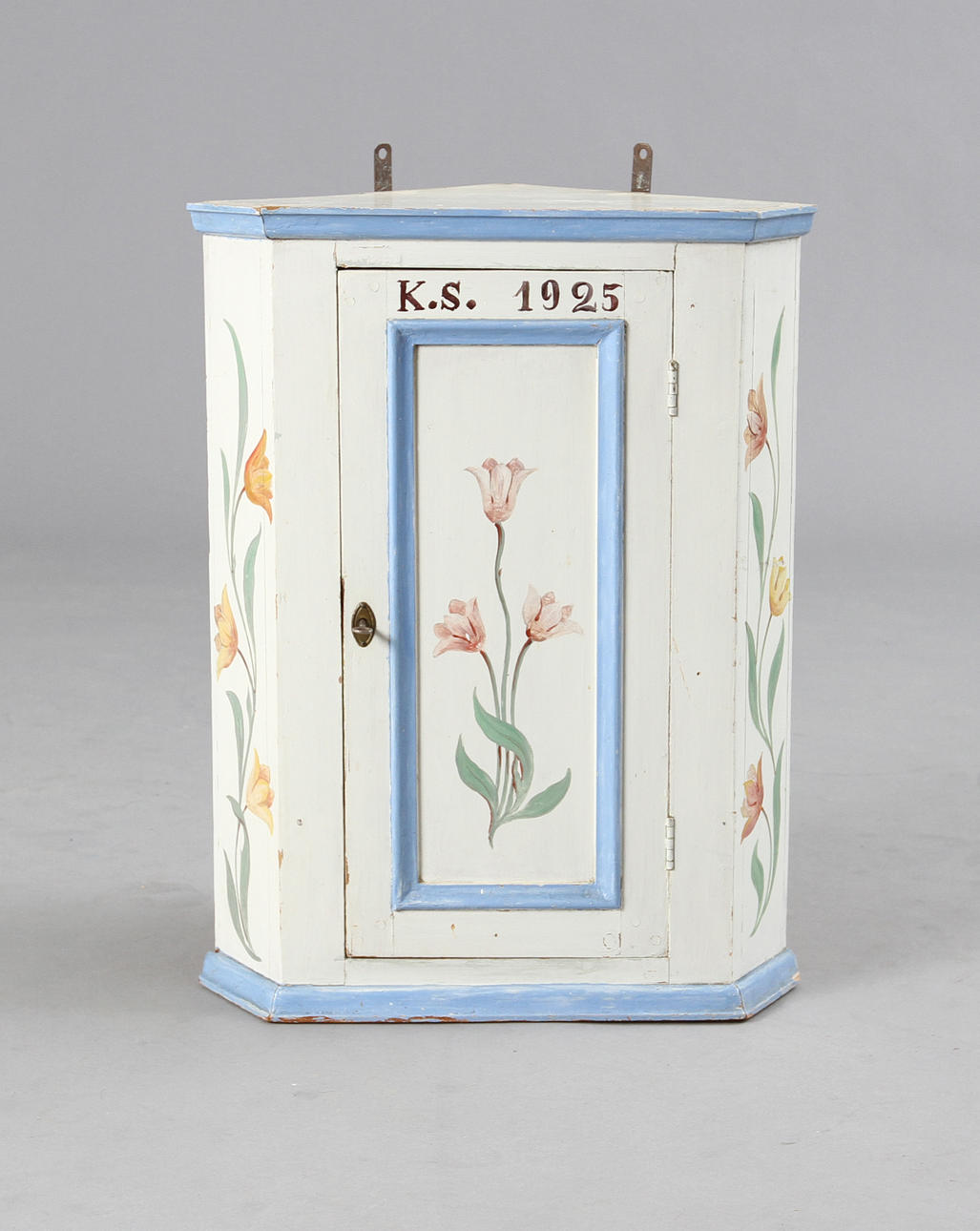 HÖRNSKÅP. 1900-tal, dekor av blommor.