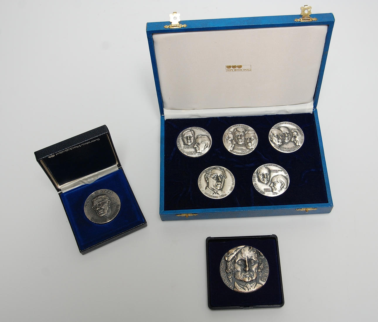 SILVERPLAKETTER, 7 st, med schatull.