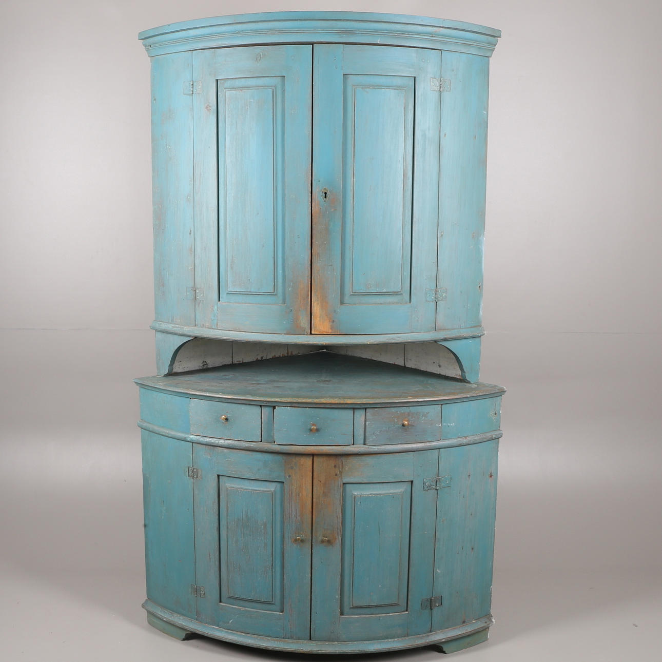 HÖRNSKÅP, allmoge, 17/1800-tal.