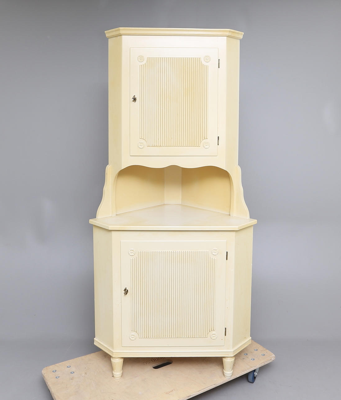 HÖRNSKÅP, Gustaviansk stil, 1960-tal.