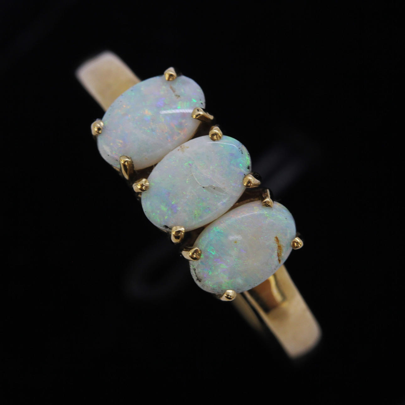 9CT GULD & OPAL RING.