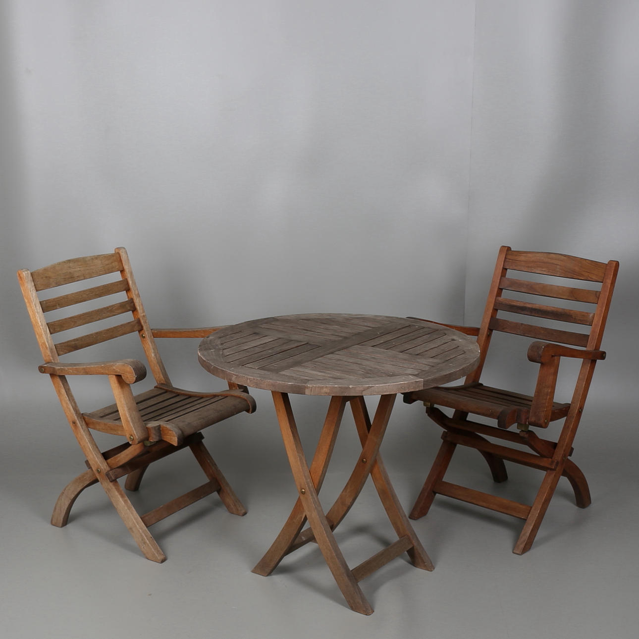 RUNT BORD OCH TVÅ STOLAR i teak, 3 delar.