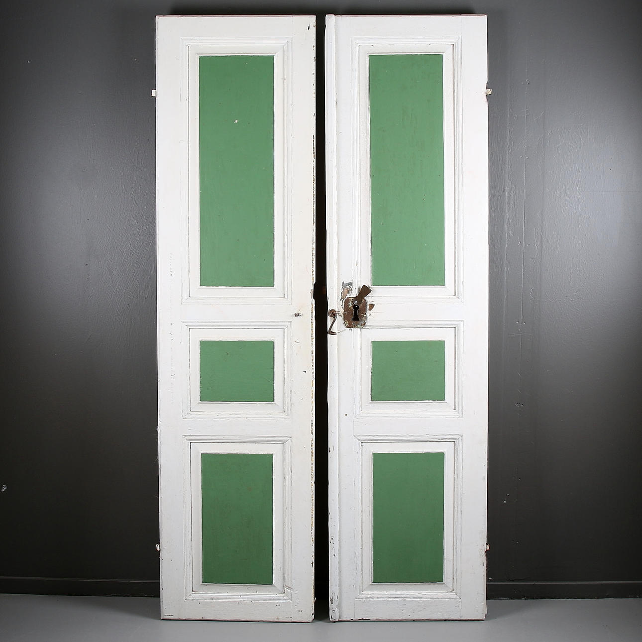 PARDÖRRAR med originallås, 1800-talets första hälft.