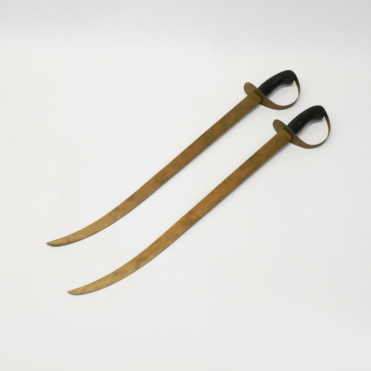 DOS ESPADAS DE JUGUETE.