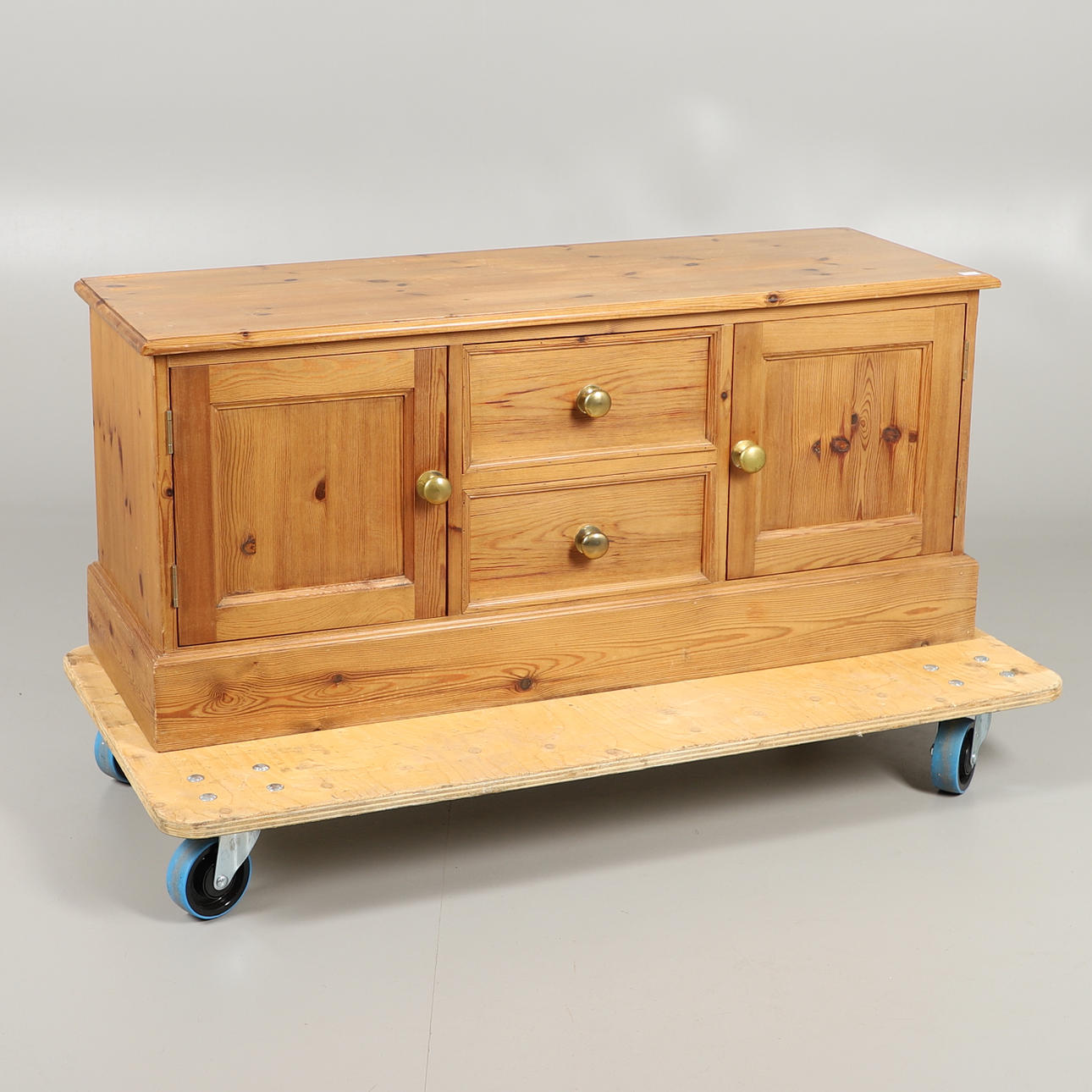 EN LÅG NIVÅ TALL SKÅP.