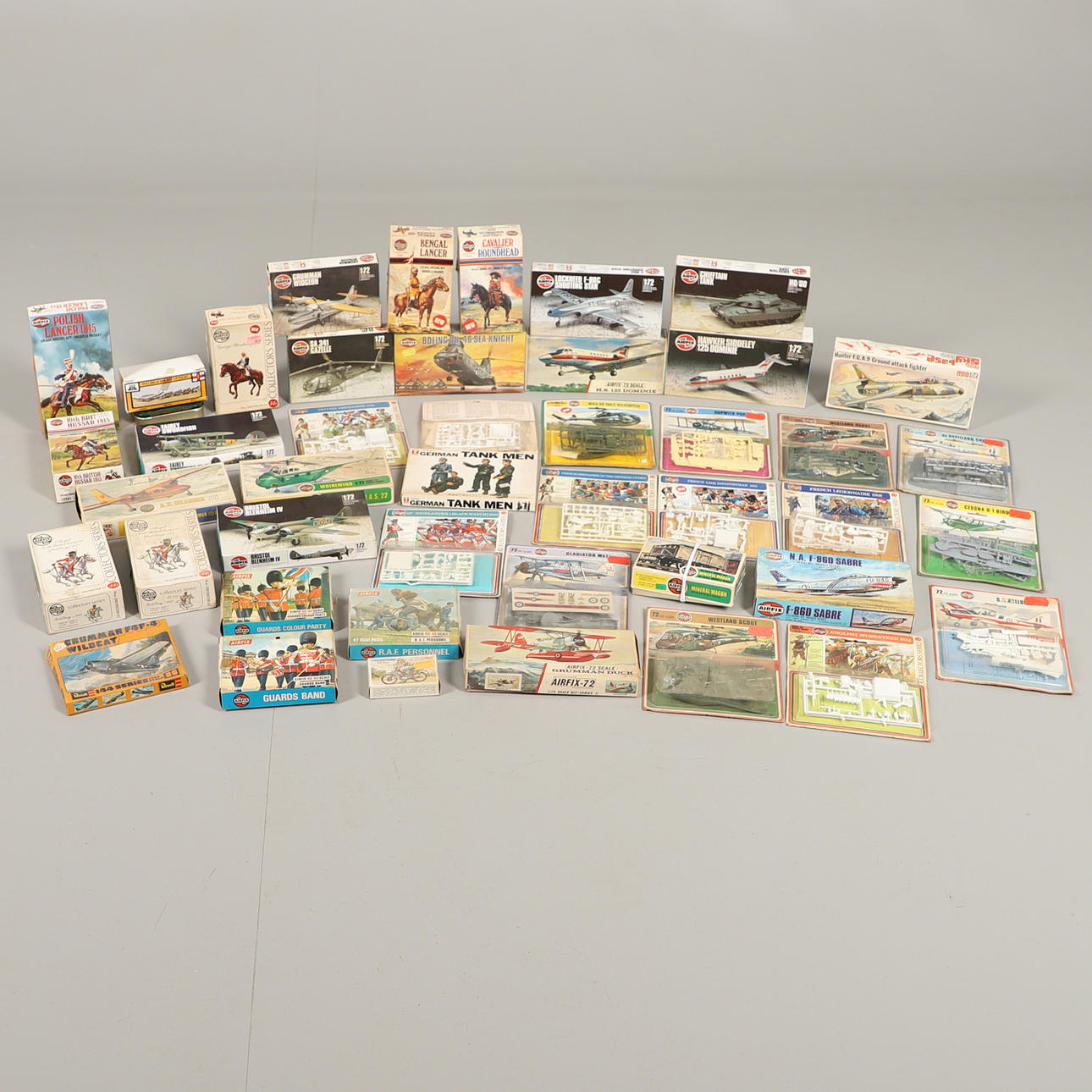 AIRFIX-KIT - INKLUSIVE FLYGPLAN, MILITÄRA FIGURER OCH ANDRA.