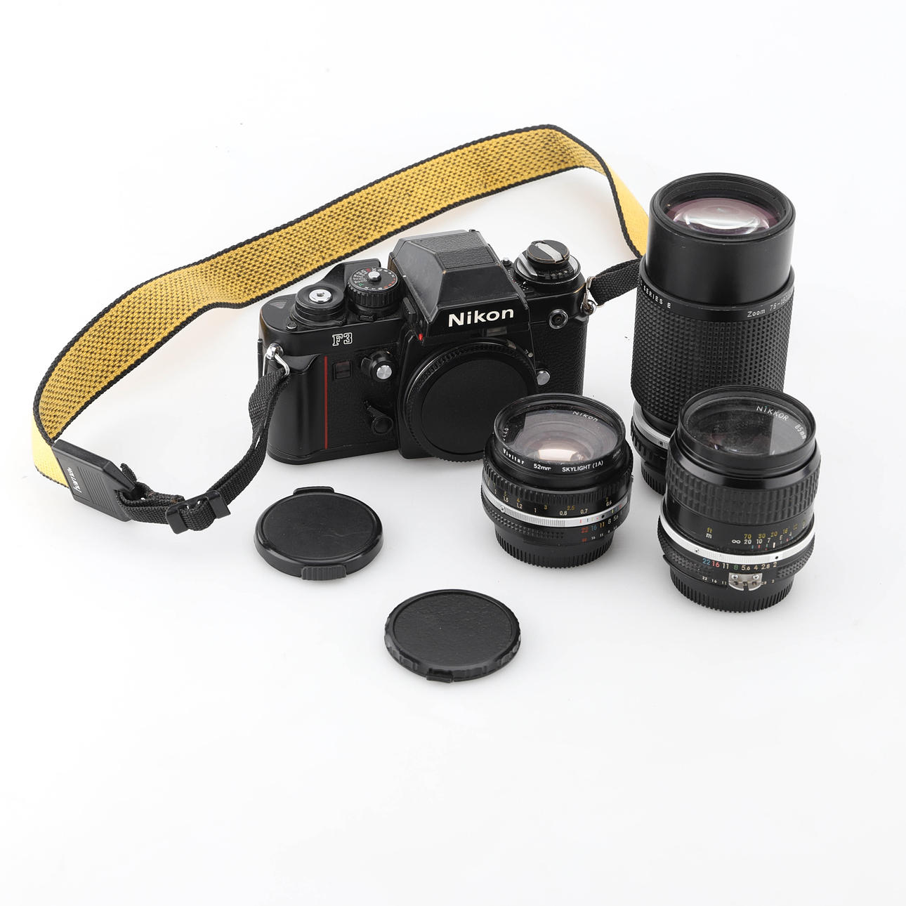 Nikon F3 mit drei Objektiven.