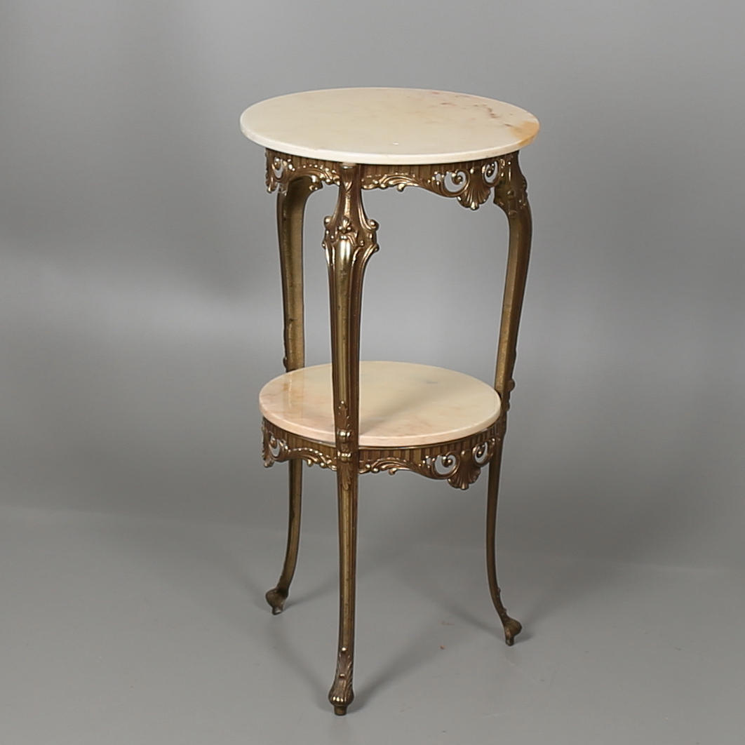 BLOMSTERBORD, i gulmetall med marmorskivor, 1900-tal.