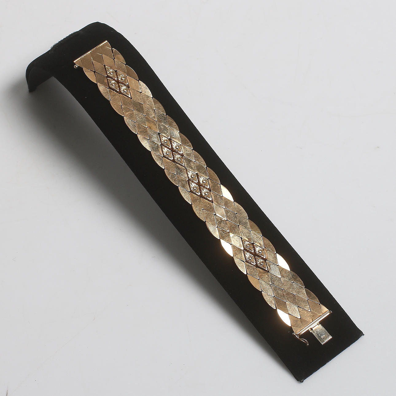 ARMBAND, 18k guld, 1960-tal. Vikt 39 gram.