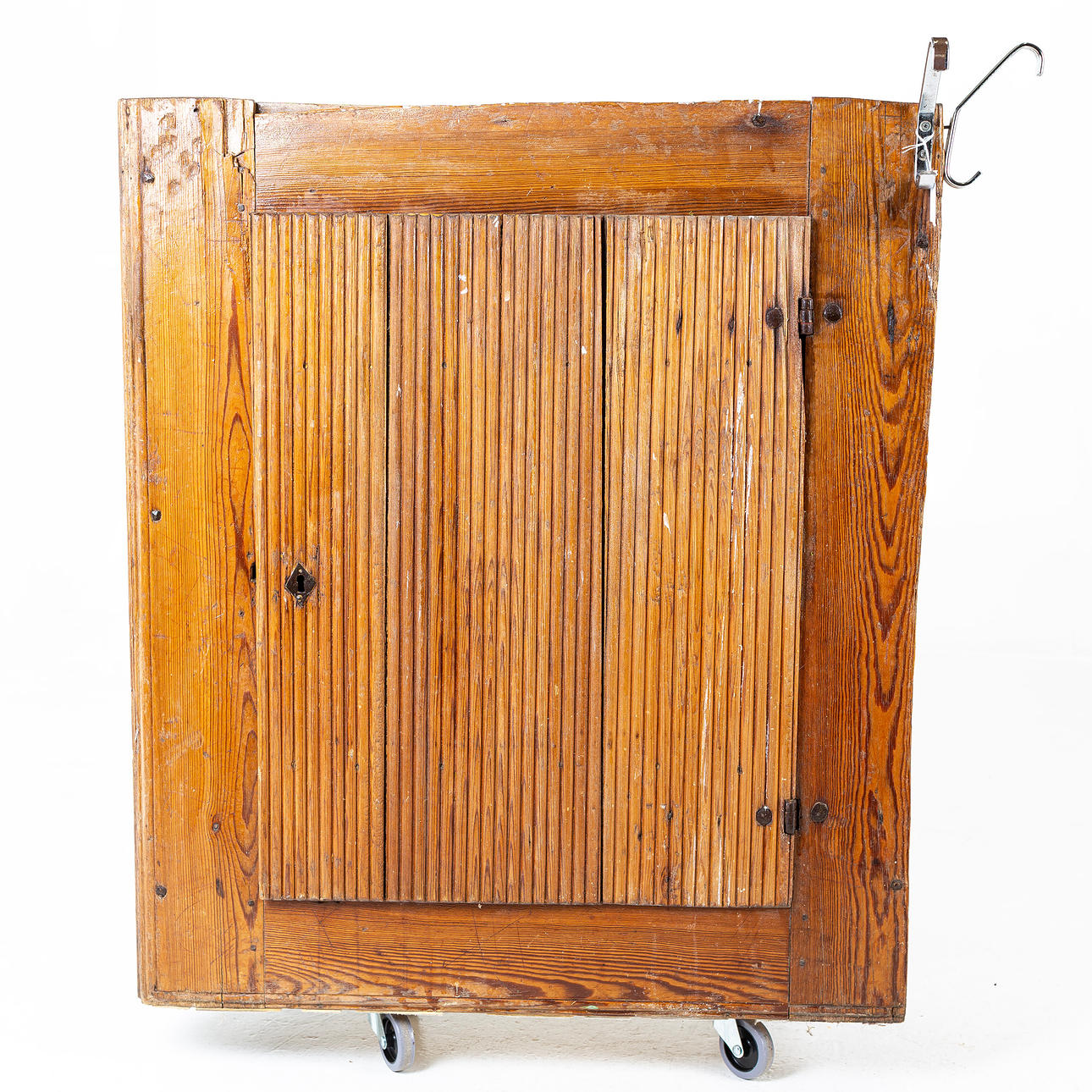 ARMARIO, con puerta ranurada, plebeyo, siglo XIX.