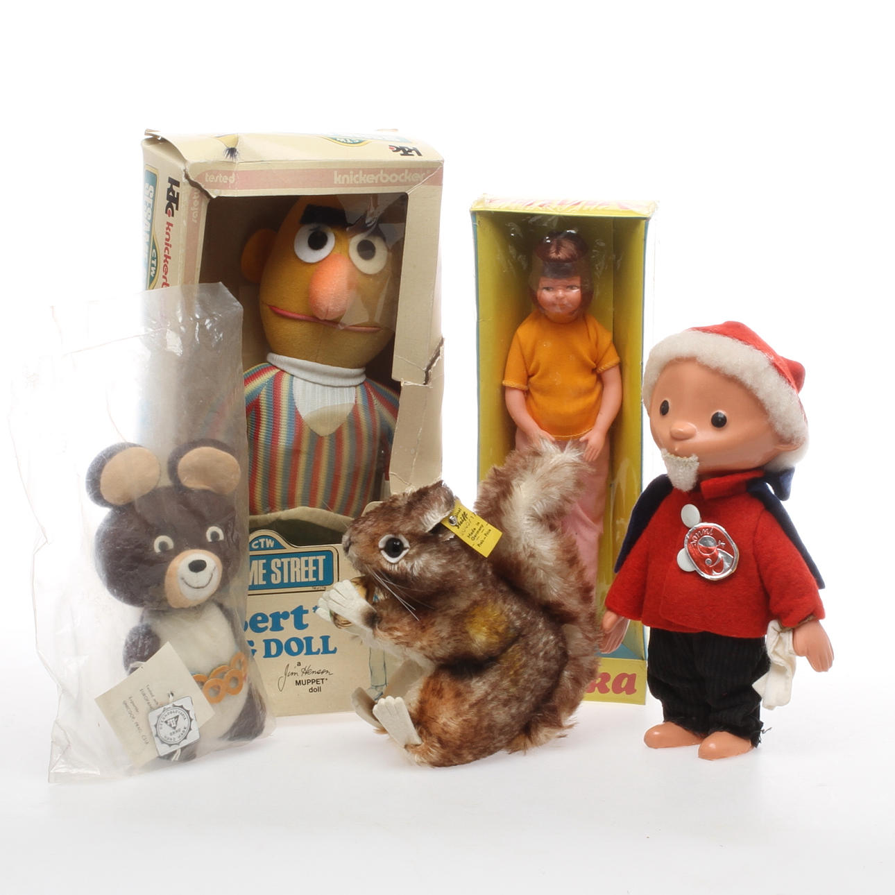 PARTI Figurer. Bert Sesame street Knickerbocker, Annika Pippi Långstrump LEMECO, Televinken med etikett, rysk OS-maskot och Steiff ekorre med knapp i örat.