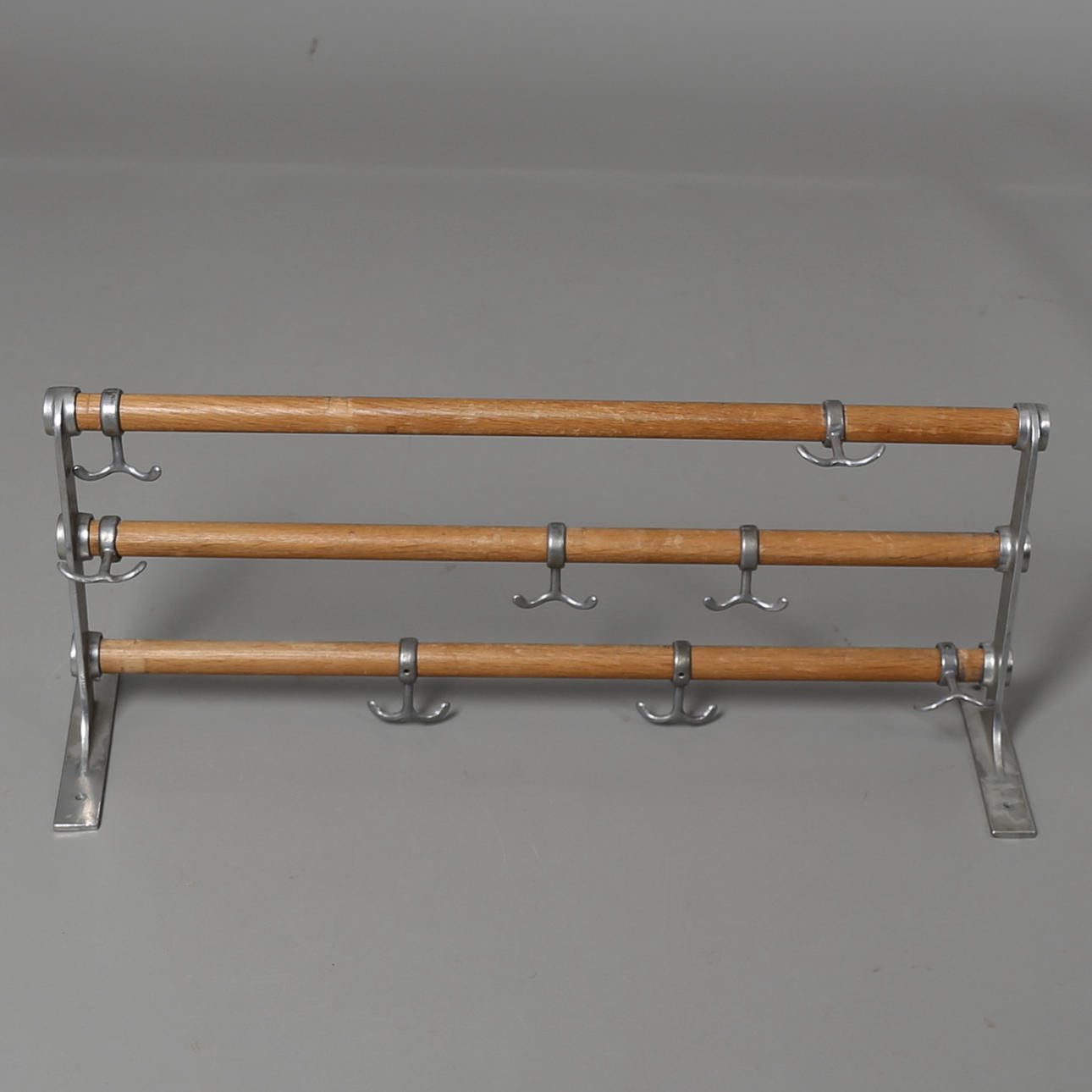 KLÄDHÄNGARE med tre tvärliggare.