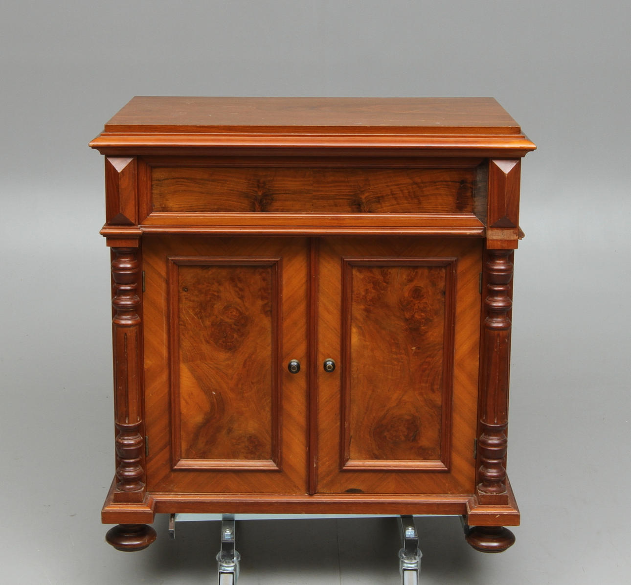 KOMMOD, nyrenässans, omkring 1900.