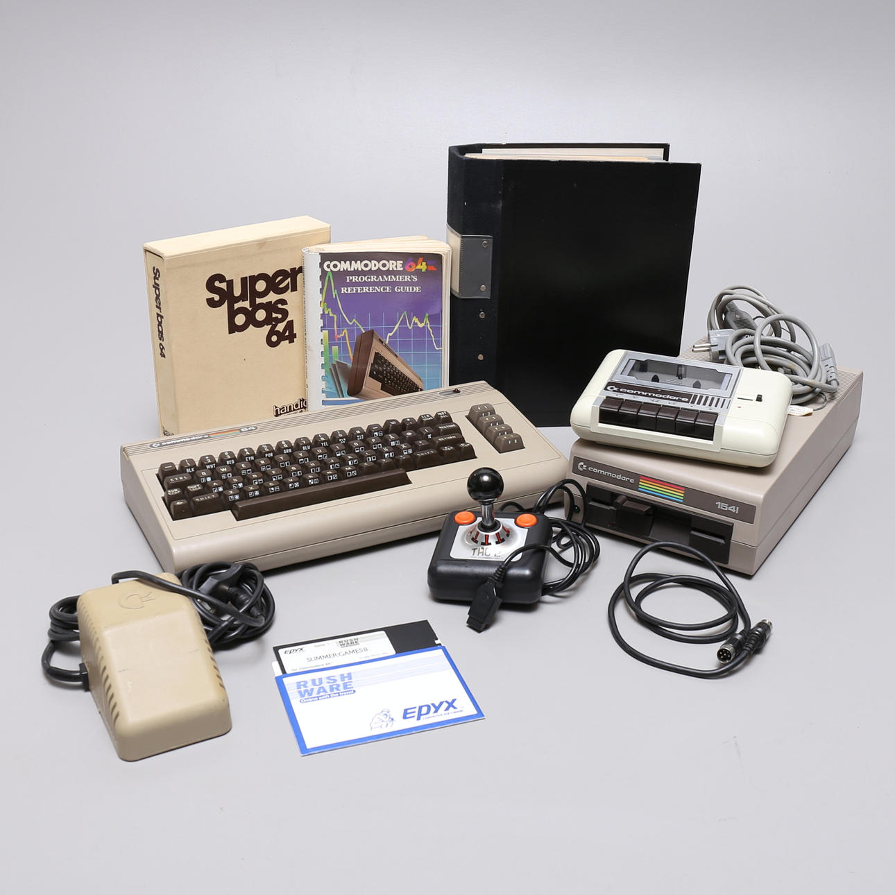COMPUTADORA, Commodore 64, con accesorios, años 80.