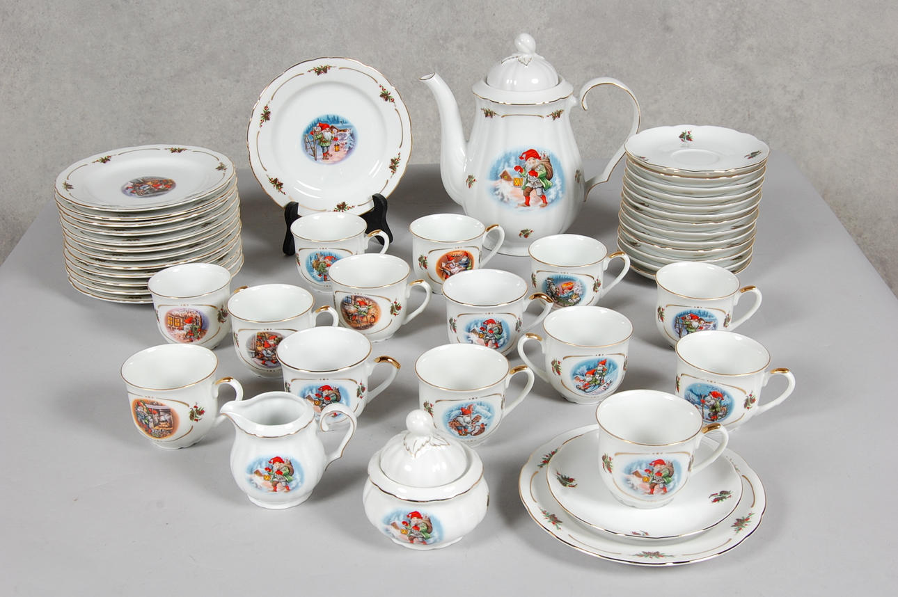 JULSERVIS, 31 delar, Christineholm porcelain, med tomtemotiv.