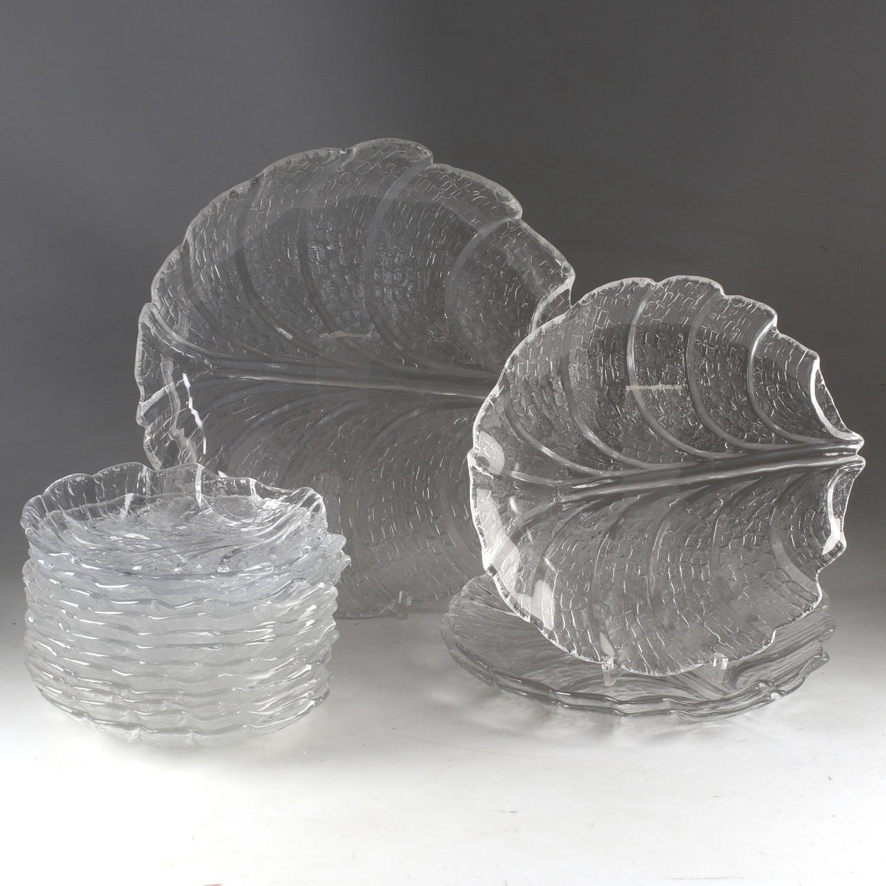 LARS HELLSTEN. Tallrikar, 14 st, glas, Orrefors.