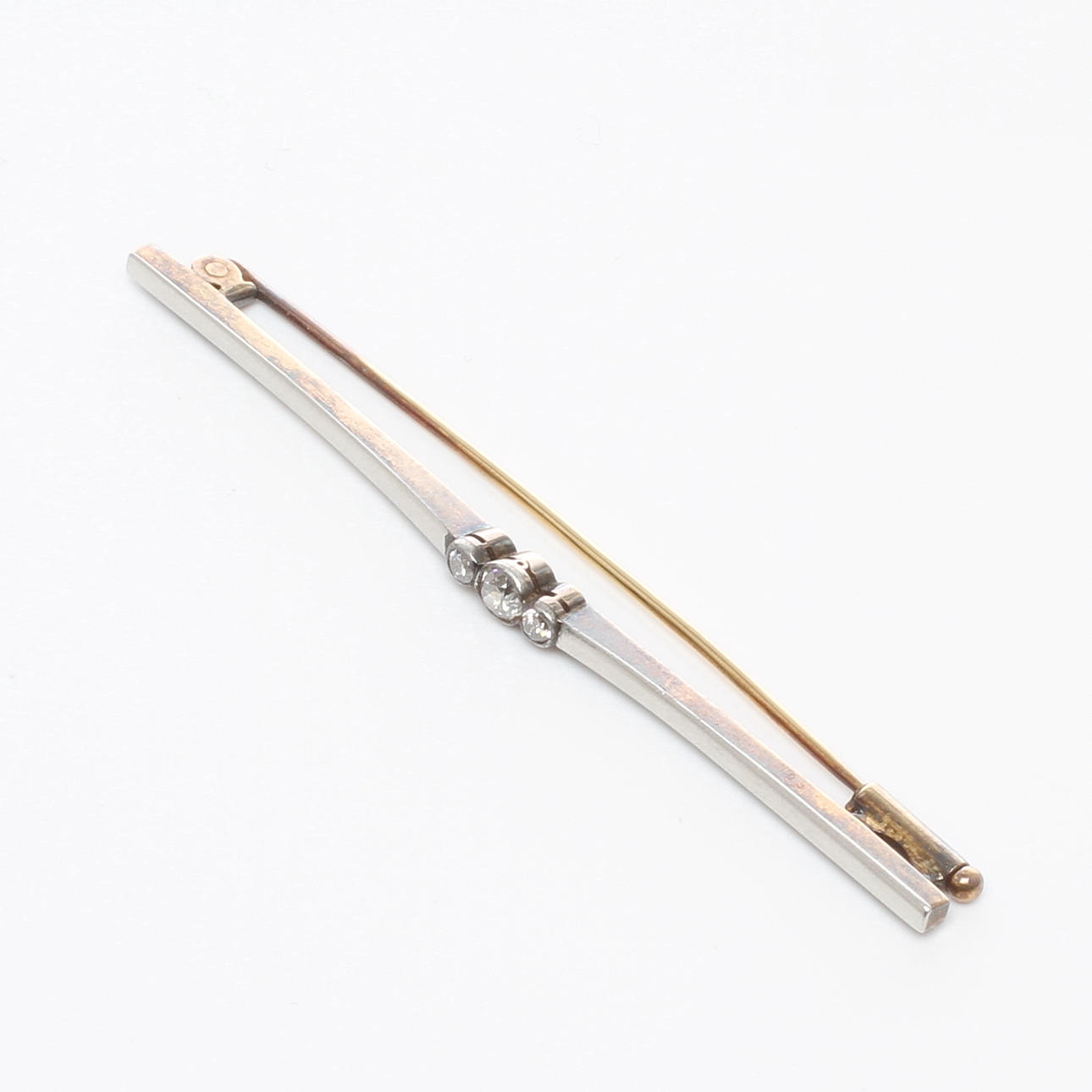 BROSCH, 18k guld med diamanter om tot ca 0,18ct, Abrahamson & Hermanson Stockholm 1919.