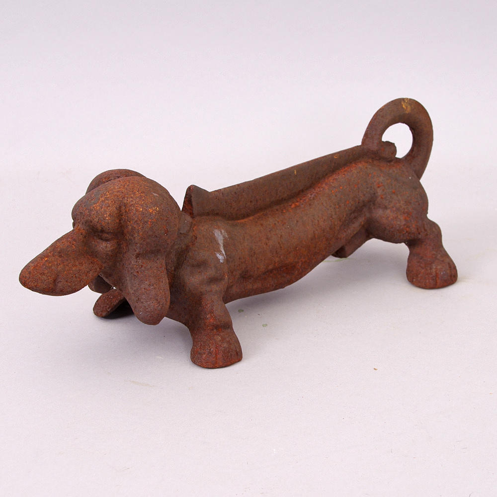 FOTSKRAPA i form av tax, gjutjärn.