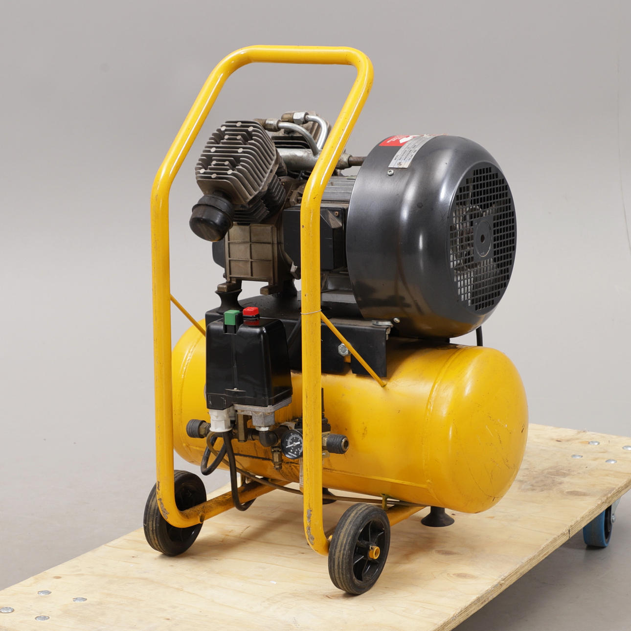 COMPRESOR, 24 litros, 28 bar, Balma.