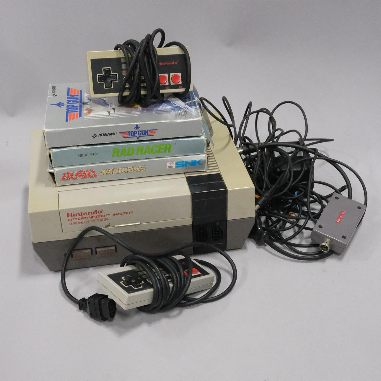 NINTENDO NES. SPELKONSOL MED TRE SPEL.