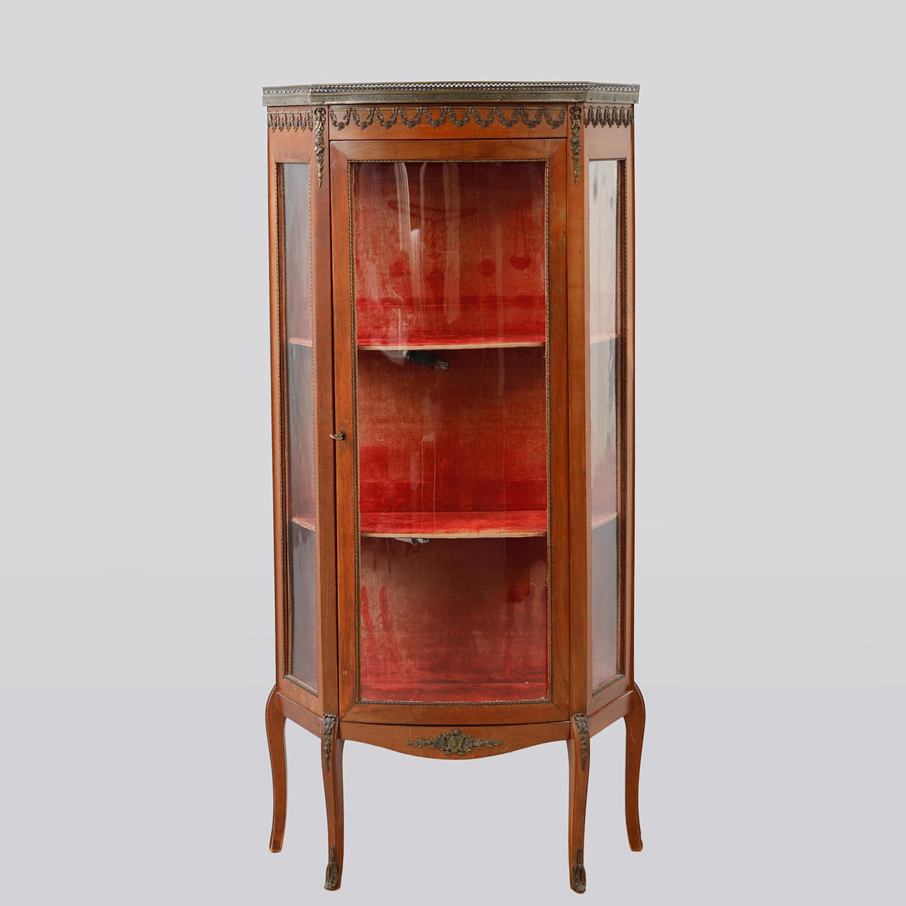 NÄYTTÖKAAPPI, 1900-luku.