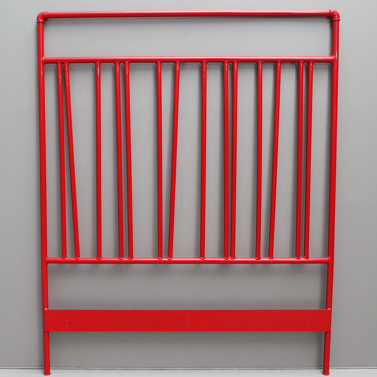 SÄNGGAVEL, Moooi, rödlackerad metall, samtida.