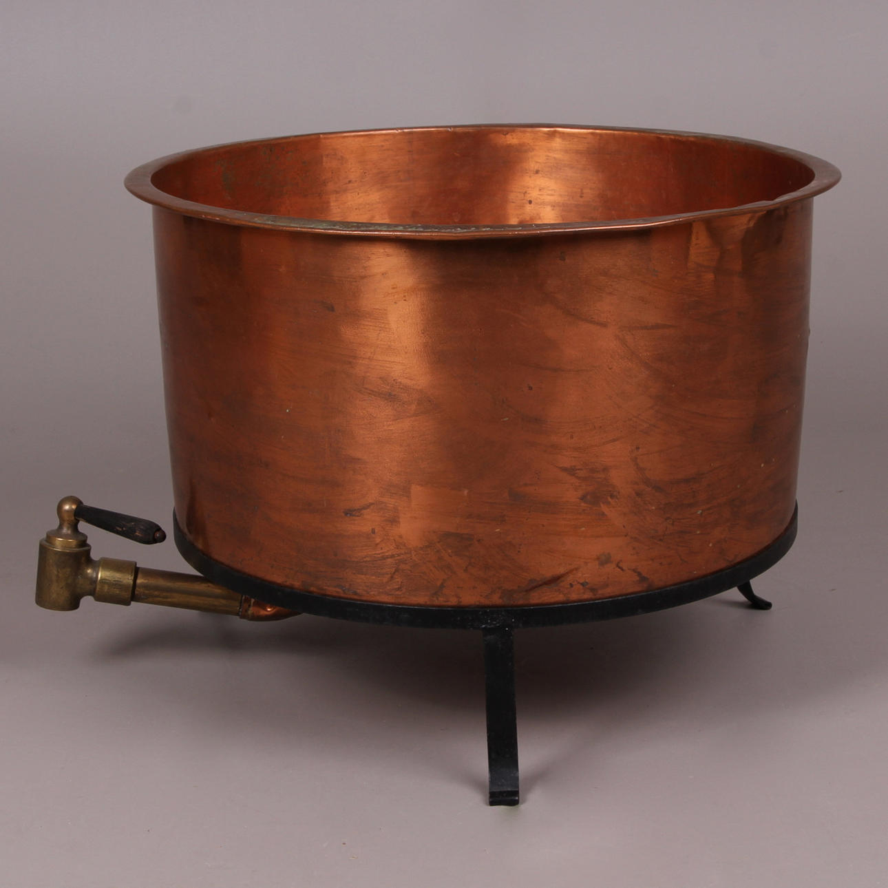 KOPPARBALJA, med tappkran, på ställning, 1900-tal.