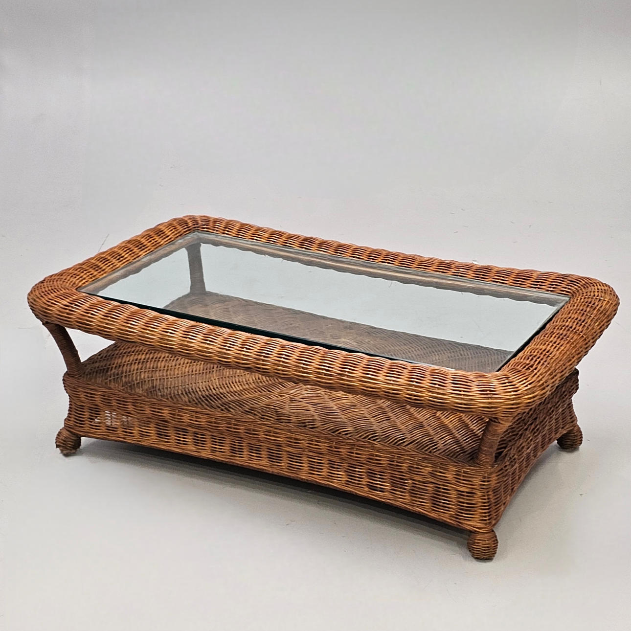 Beistelltisch aus Korbgeflecht.