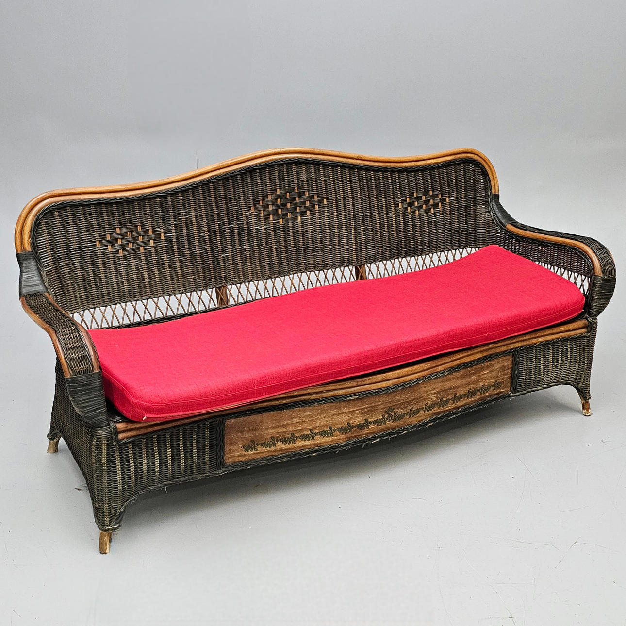 SOFÁ DE TRES PLAZAS EN MIMBRE Y CAÑA DE BAMBÚ.