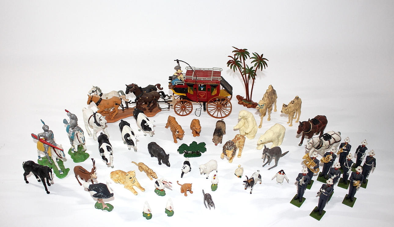 LEKSAKSFIGURER, ca: 45 stycken, BRITAINS och CRESCENT.